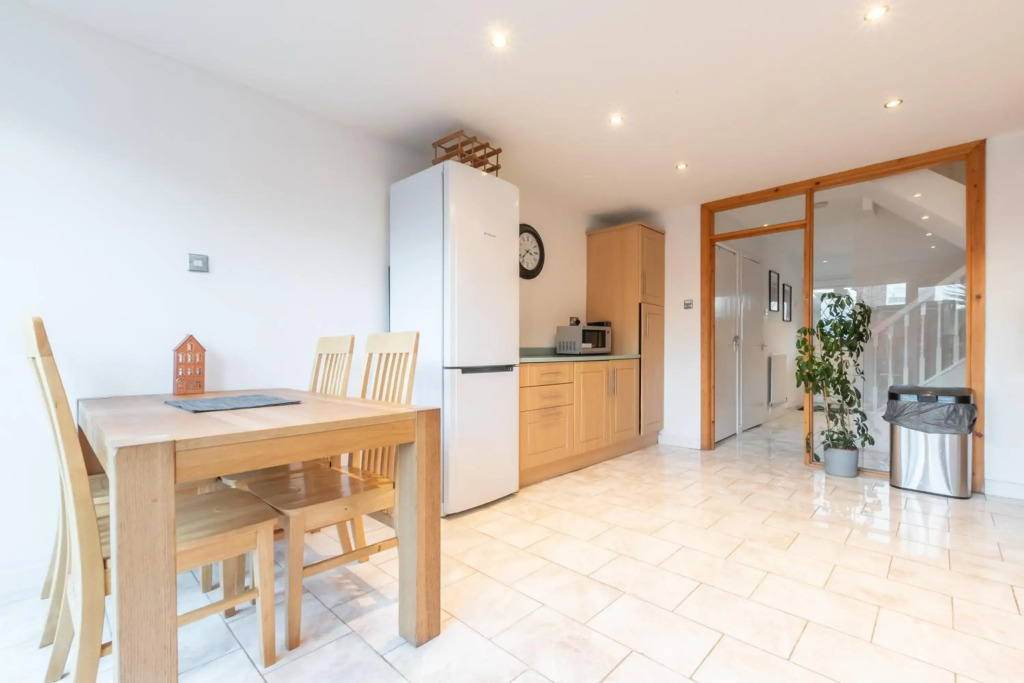 BEST PRICE! LARGE HOME FOR 4 - SMART TV - COMFY BEDS - GARDEN - 4 Single Beds or 2 Doubles!