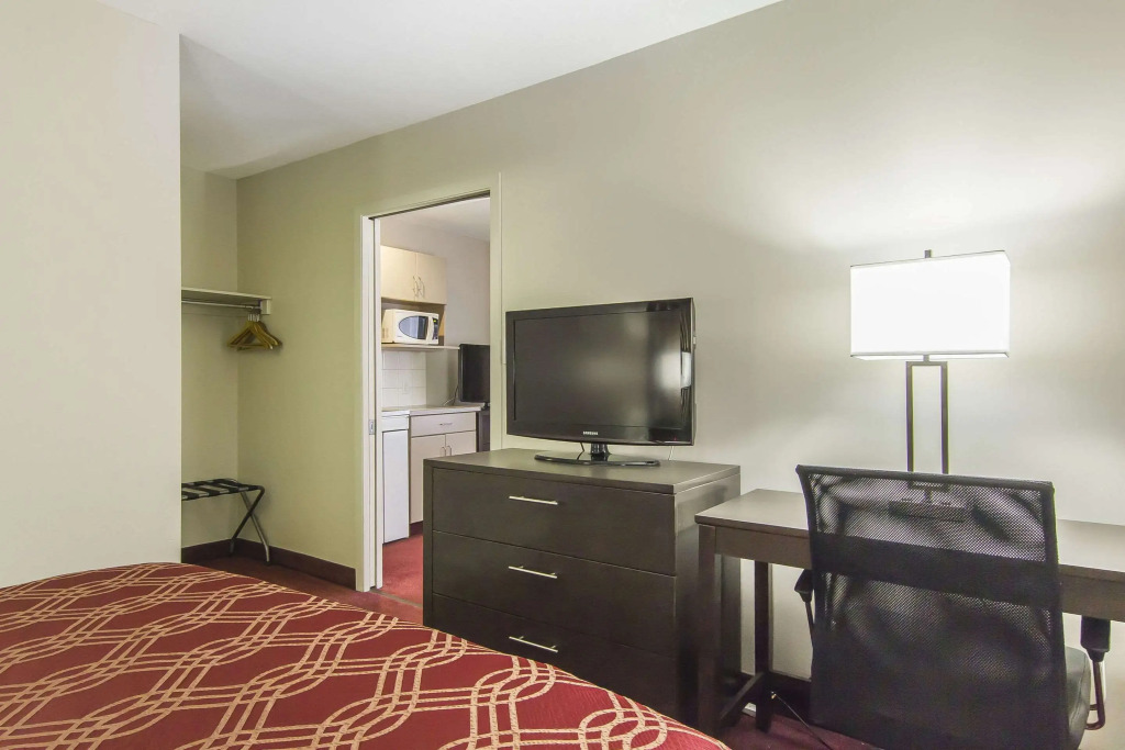 Econo Lodge Inn & Suites