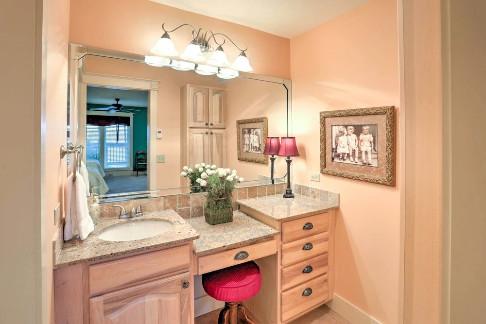 Beautiful Central Fayetteville Townhome w/ Views!