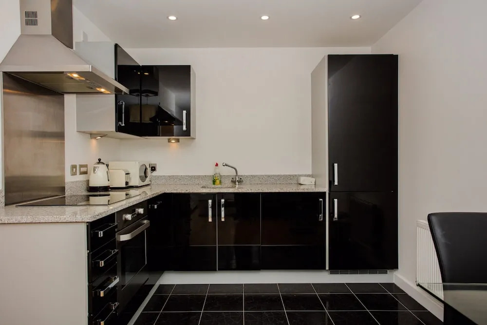 Stunning 2 Bed Home + Balcony Overlooking Thames