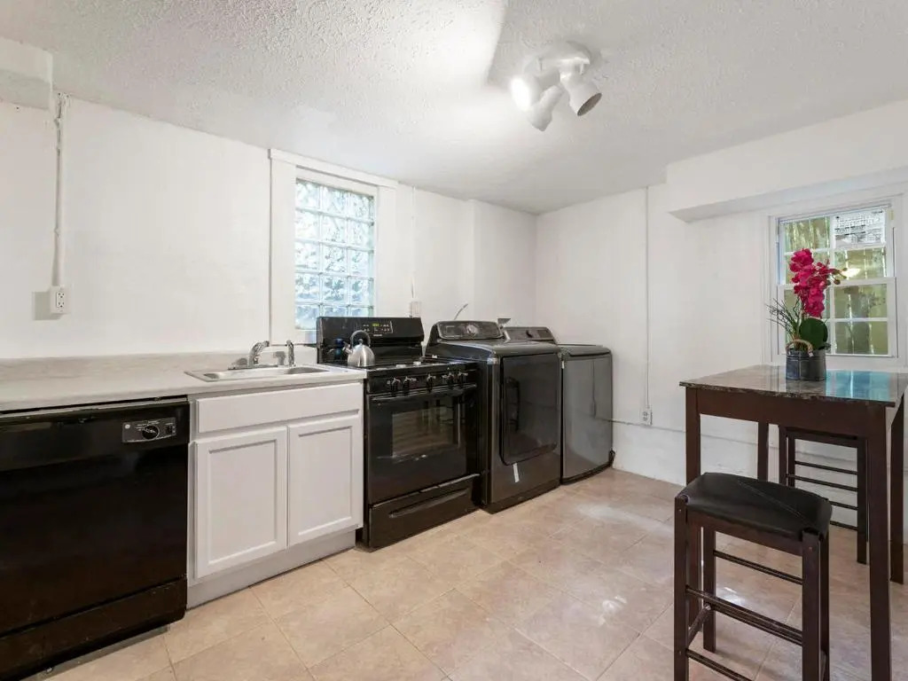 Near Mercedes Benz Stadium Sleeps 10 Coffee, BBQ, AC, Parking