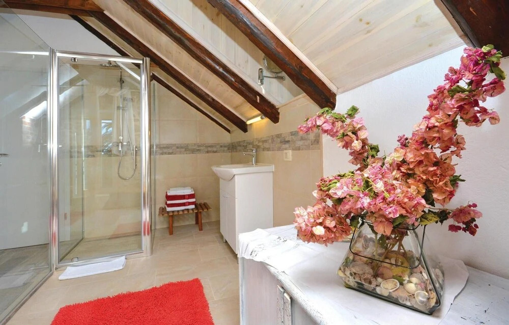 Nice Home in Podstrana with Hot Tub, WiFi & 4 Bedrooms