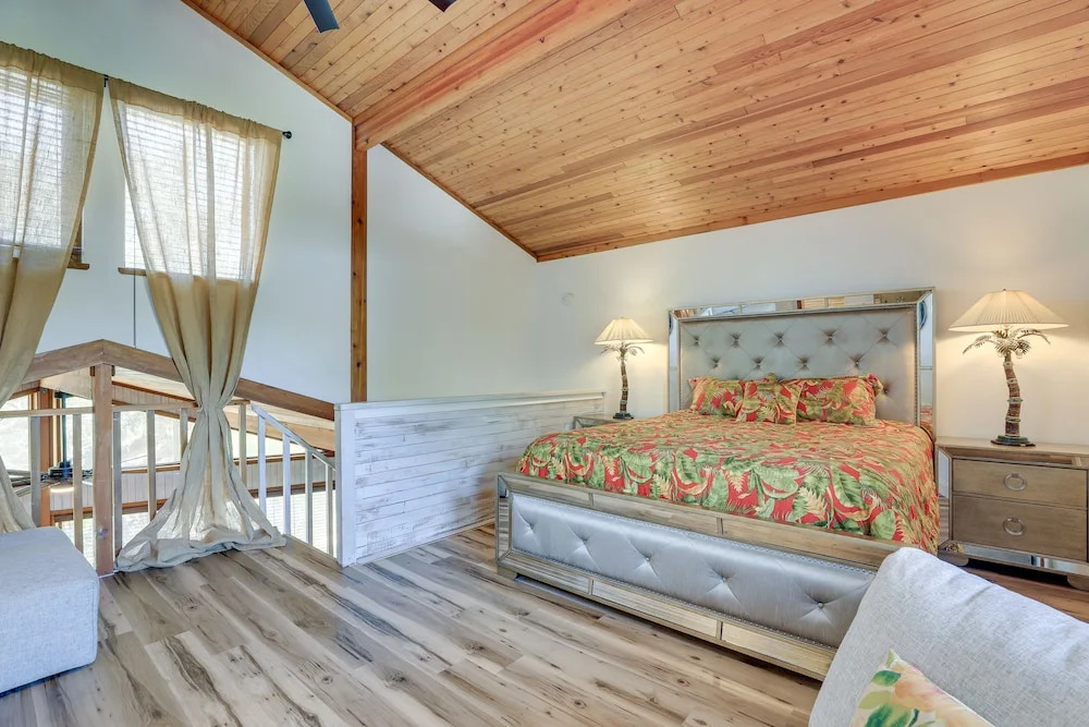 Scenic Siesta Key Home ~ 1 Mi to Village & Beach