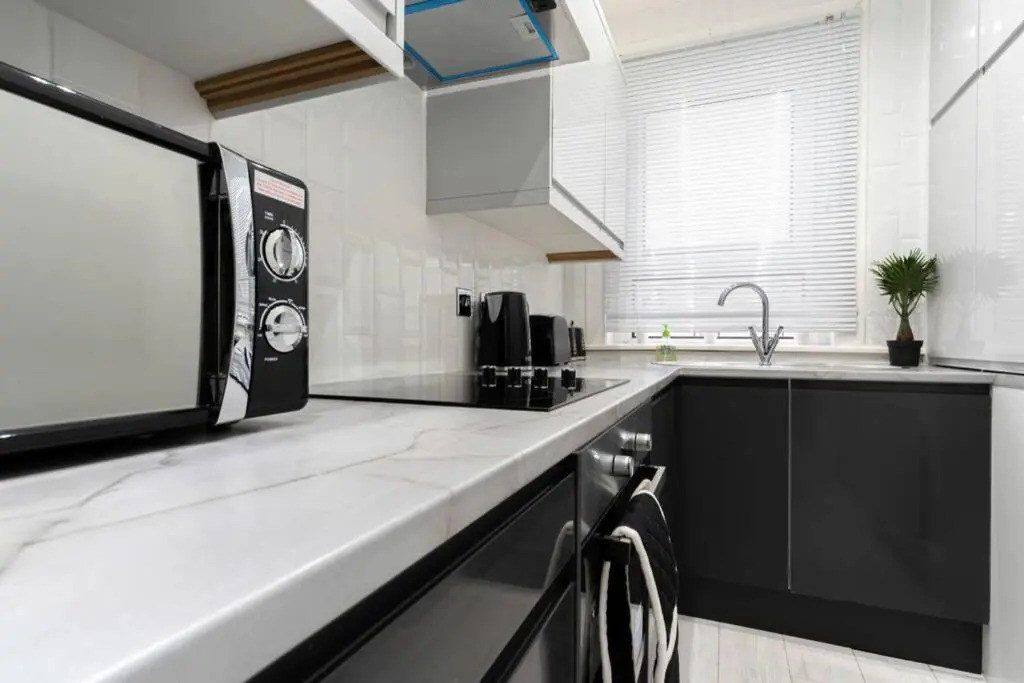 2 Bed Apartment, QE Hospital, Free Parking ,Netflix, Sleeps 4 Comfortable, 1 Double Bed x 2 Single Beds