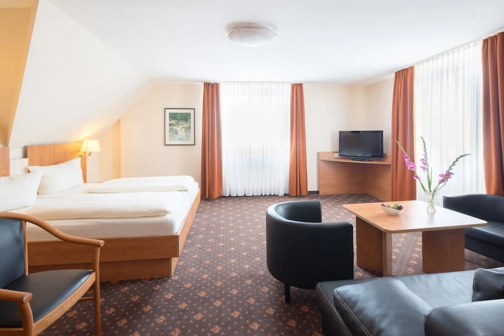 Maximilian Hotel & Apartments Weil am Rhein / Basel