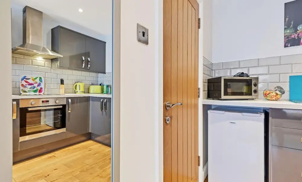 Rainbow Studio - Spacious City Centre - Close to sea - Sleeps 1 to 3 Guests