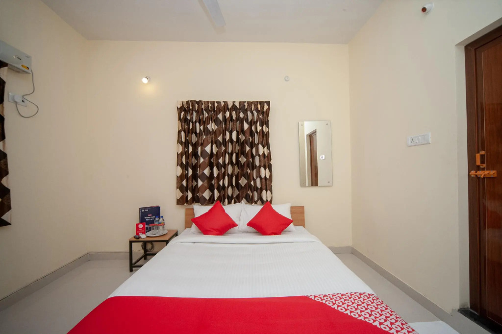 OYO 79252 INN34 Porur