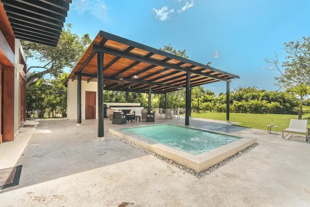 Bungallow with 3BR pool and bbq in Green Village