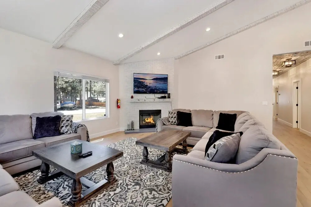2018-mountain Palace 4 Bedroom Home by RedAwning
