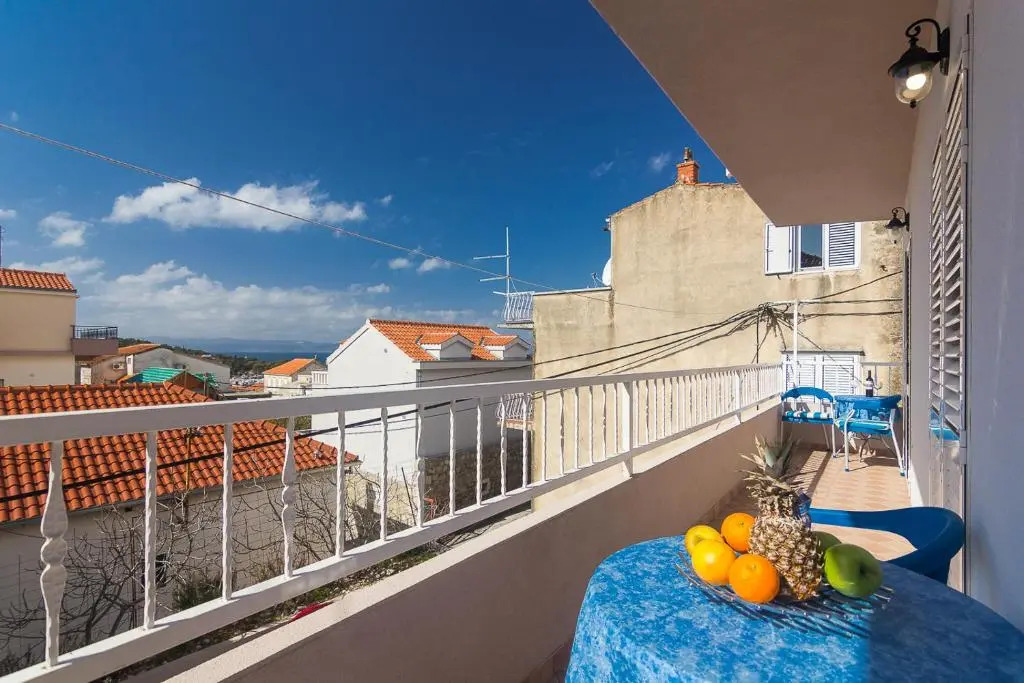 Apartment and room Marin Makarska