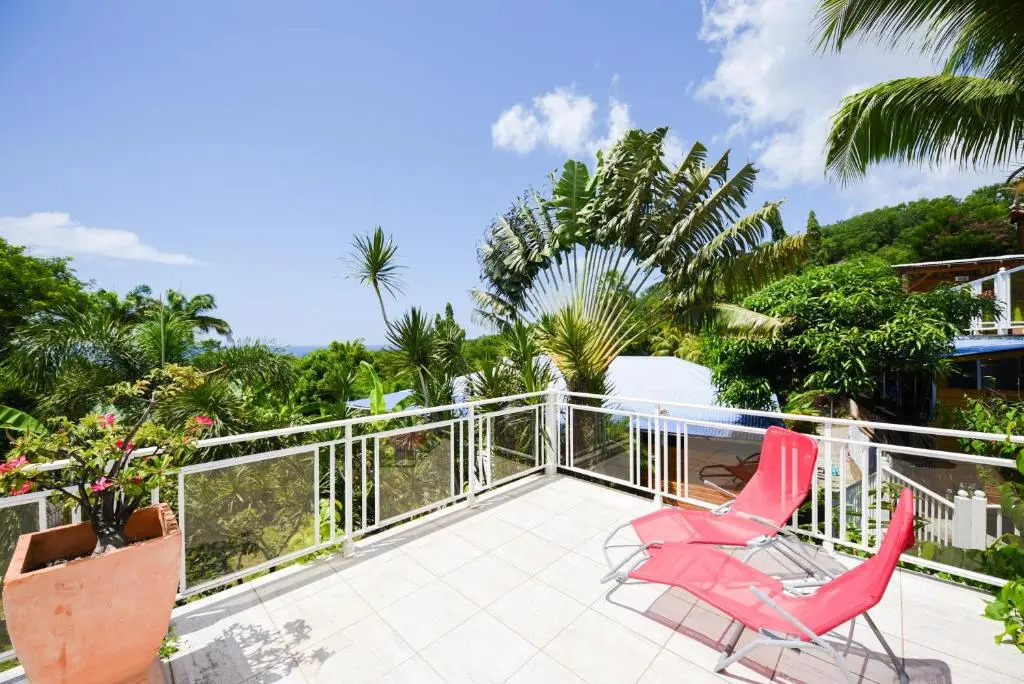 Maison de 2 chambres a Pointe Noire a 150 m de la plage avec vue sur la mer piscine partagee et jardin clos