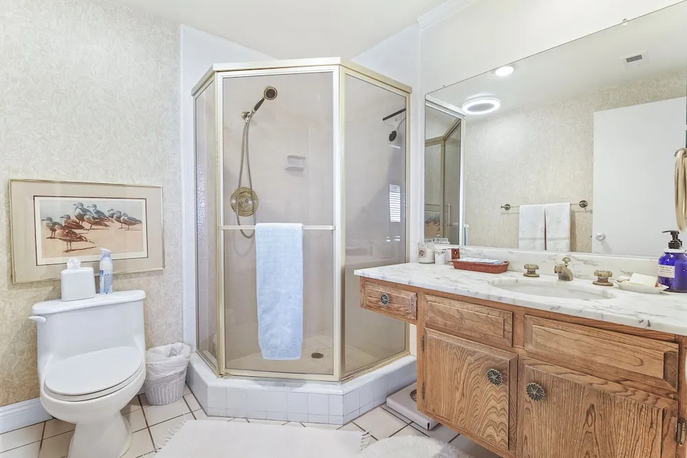 Blue Lagoon Condo - 2 Br condo by RedAwning