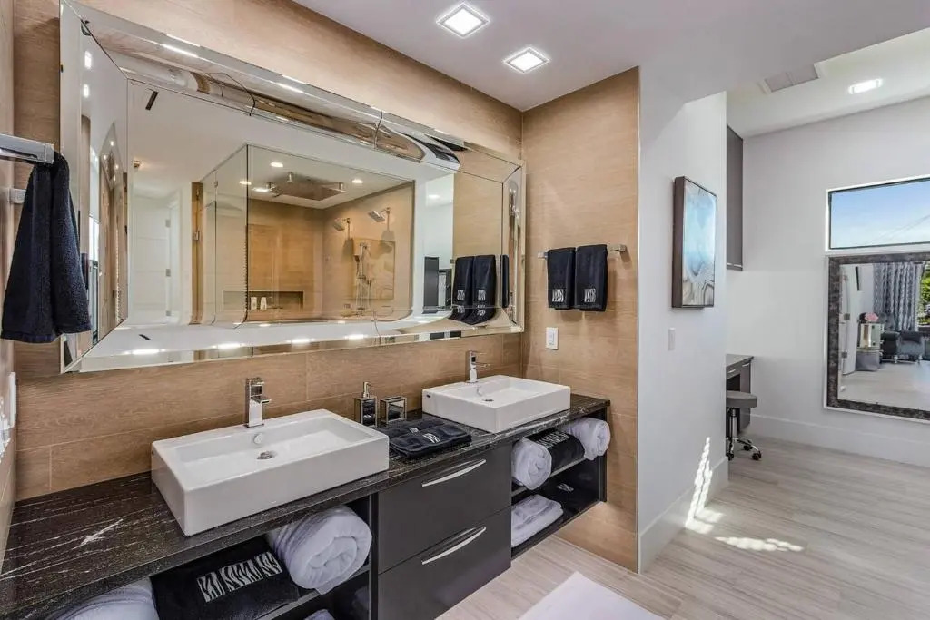 Beach 5 Min. Walk-Luxurious Modern Pool Home