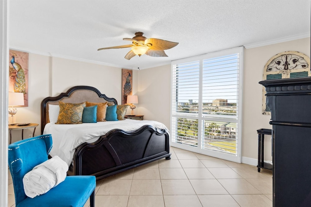 Shoreline Towers 1086 3 Bedroom Condo