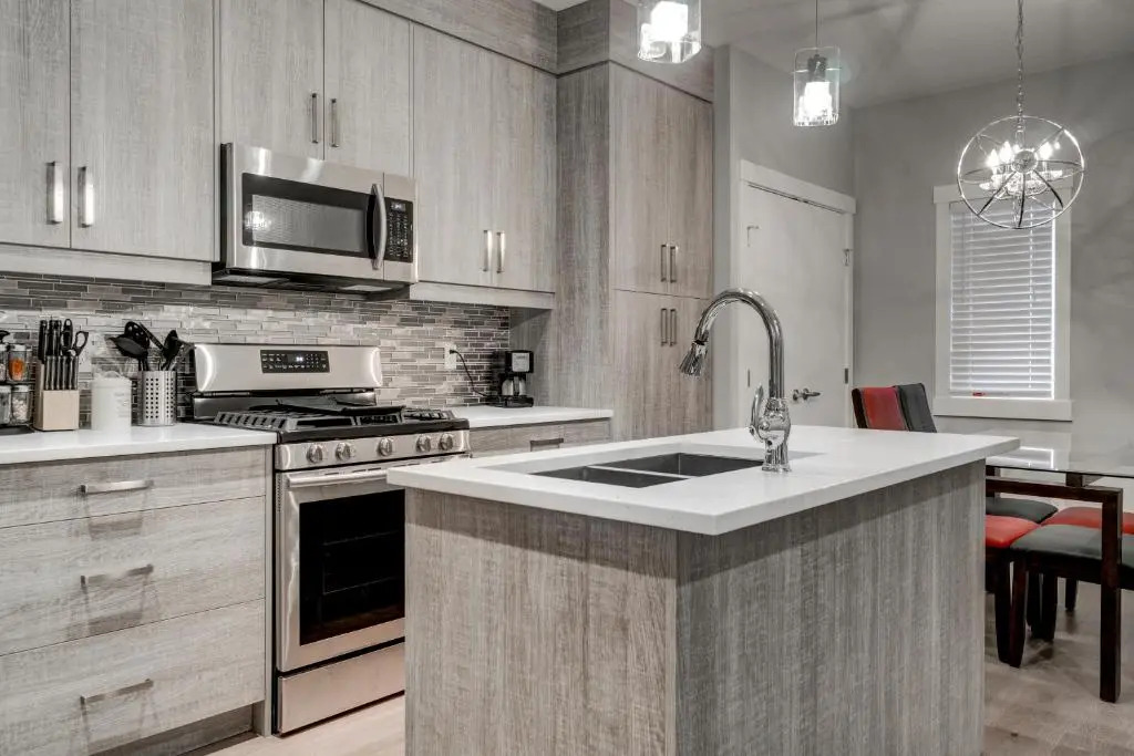 Three-Bedroom with Fireplace #41 Sunalta Downtown