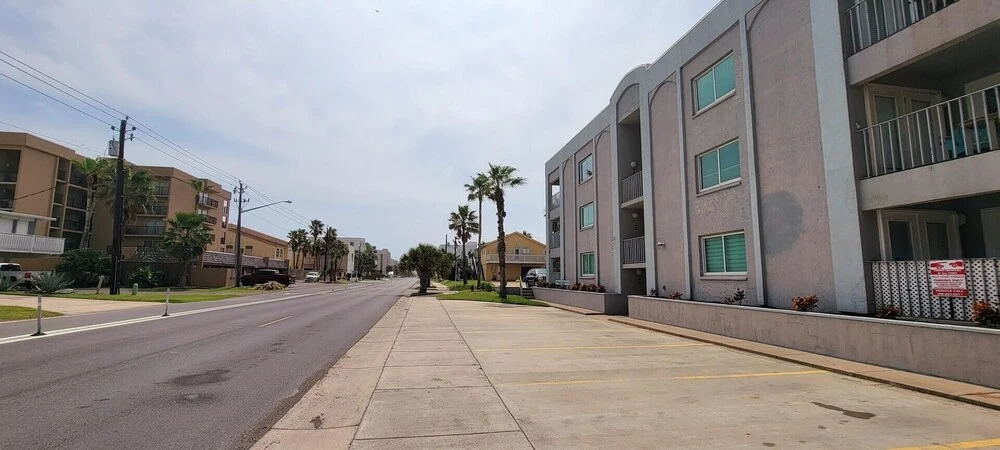 50 Yards to Beach Oversized W/pool Very Clean 2 Bedroom Home by Redawning