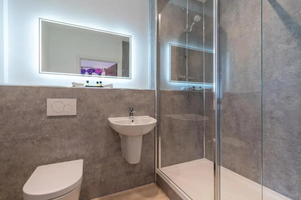 Central Penthouse with Hot Tub & Views 22