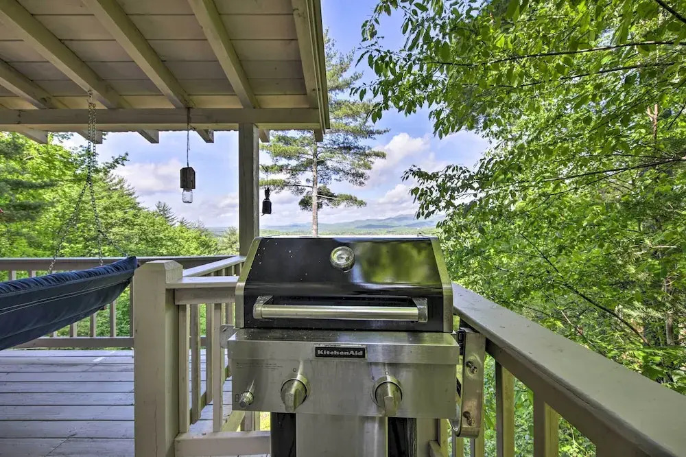 Treetop Hideout w/ Long-range Mountain Views!