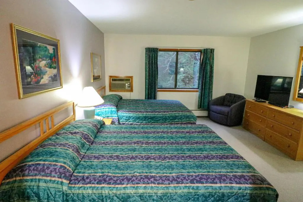 Cedarbrook Hotel Room w/2 Doubles 218