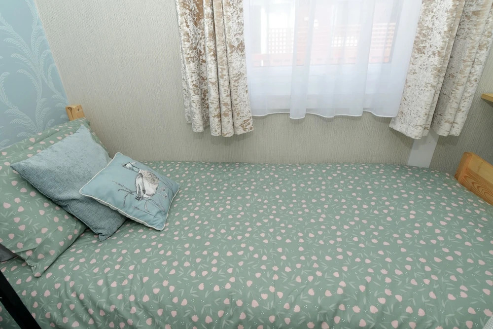 Pet friendly sleeps 3 Chalet Bridlington free elec