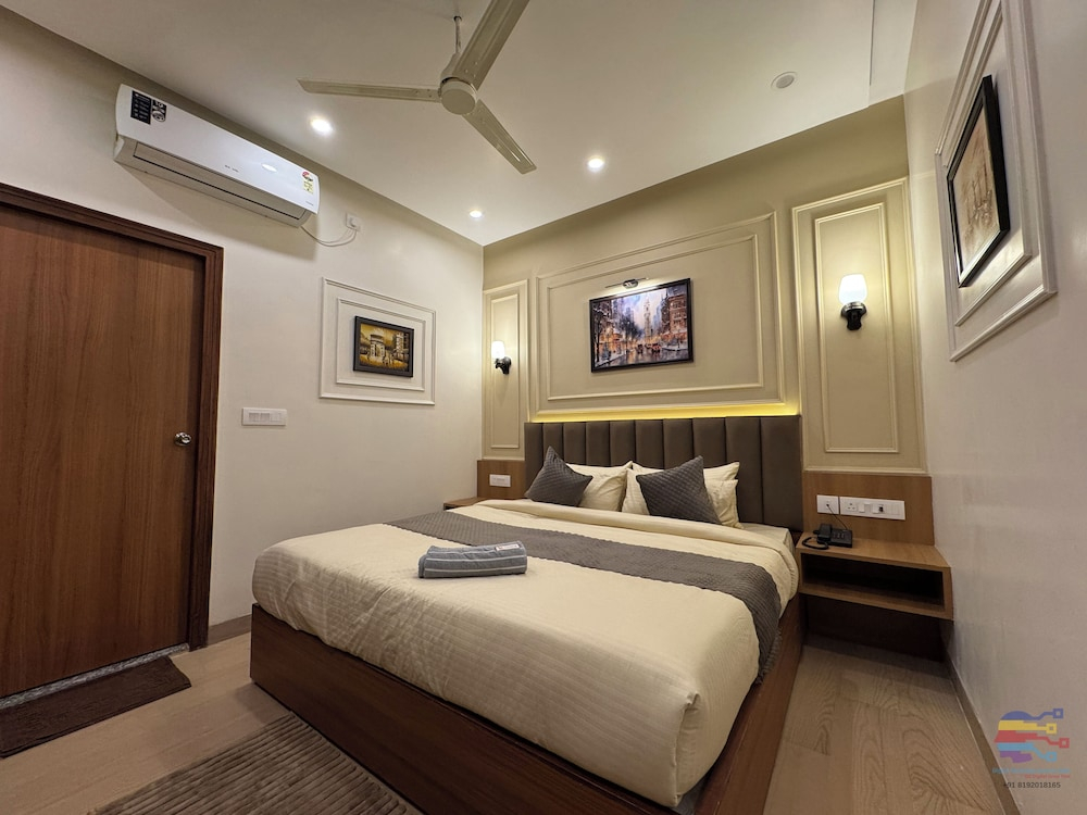 Vaidik Palace - 800 mtr from Prem Mandir