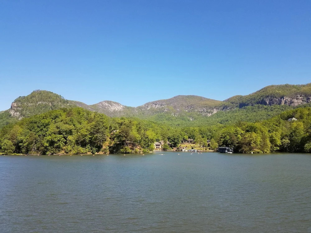 Lakefront : Deck W/ Blue Ridge Mountain View 2 Bedroom Home