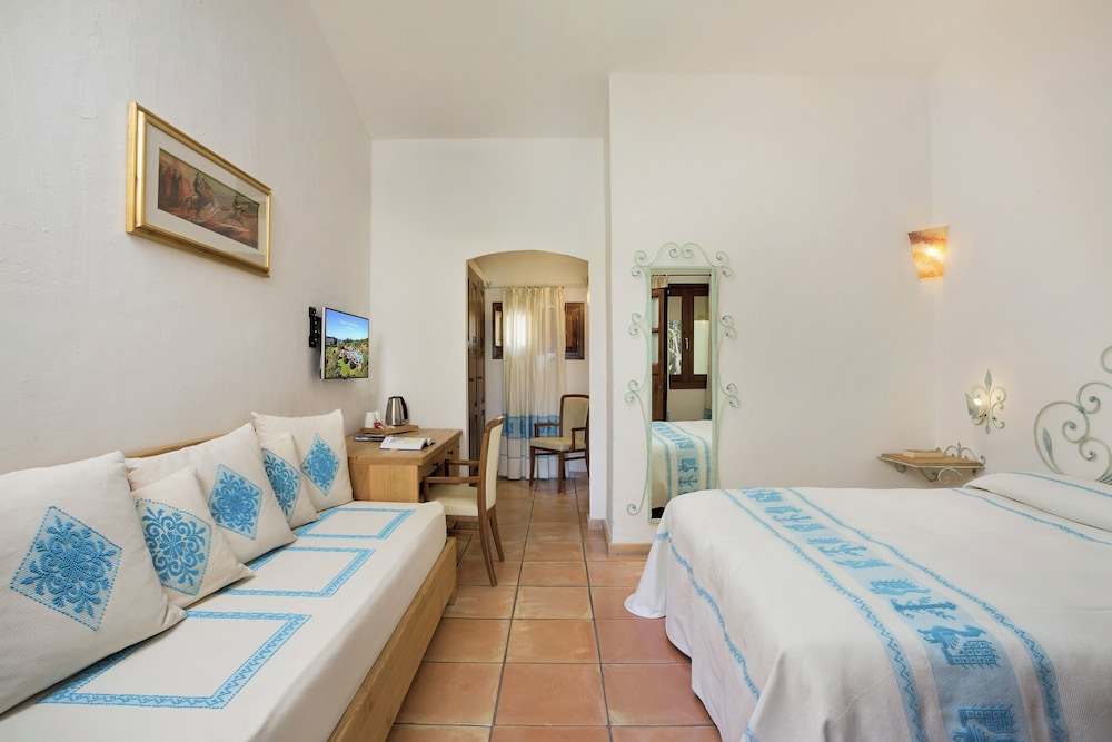 Hotel with swimming pool near Baja Sardinia