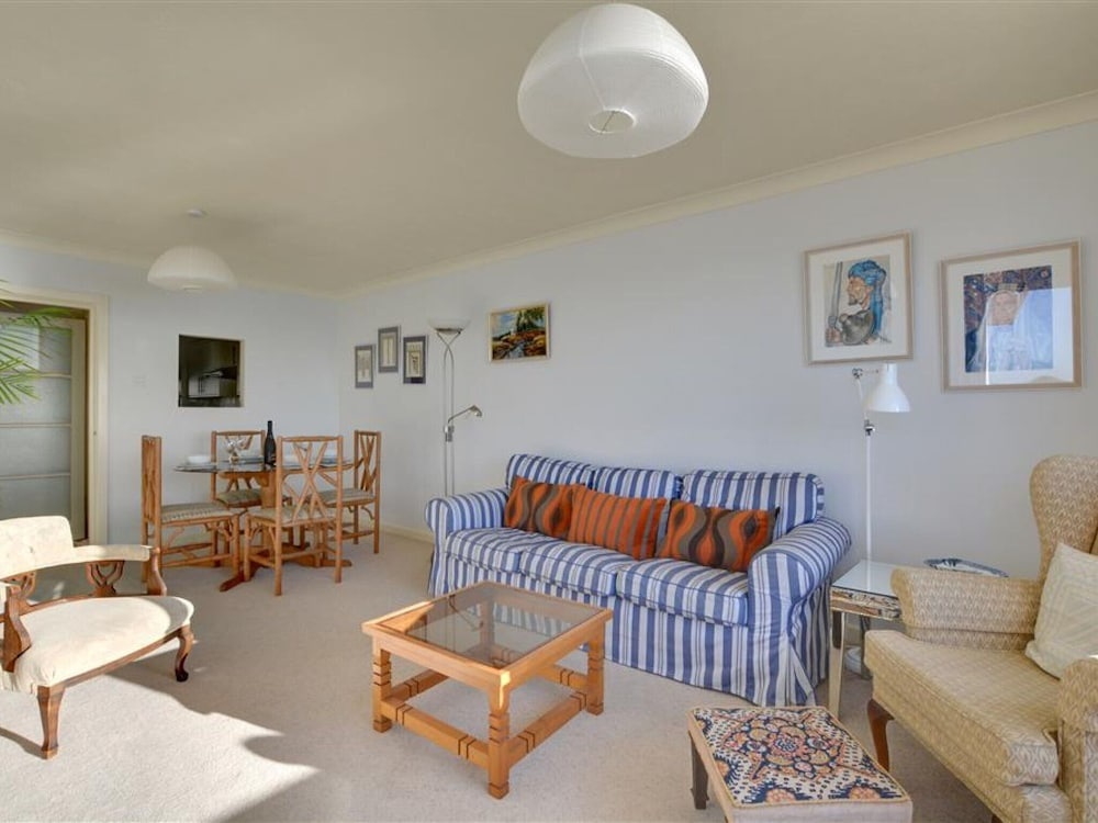 Beautiful Apartment With sea View and Balcony, Near Shops and Pubs