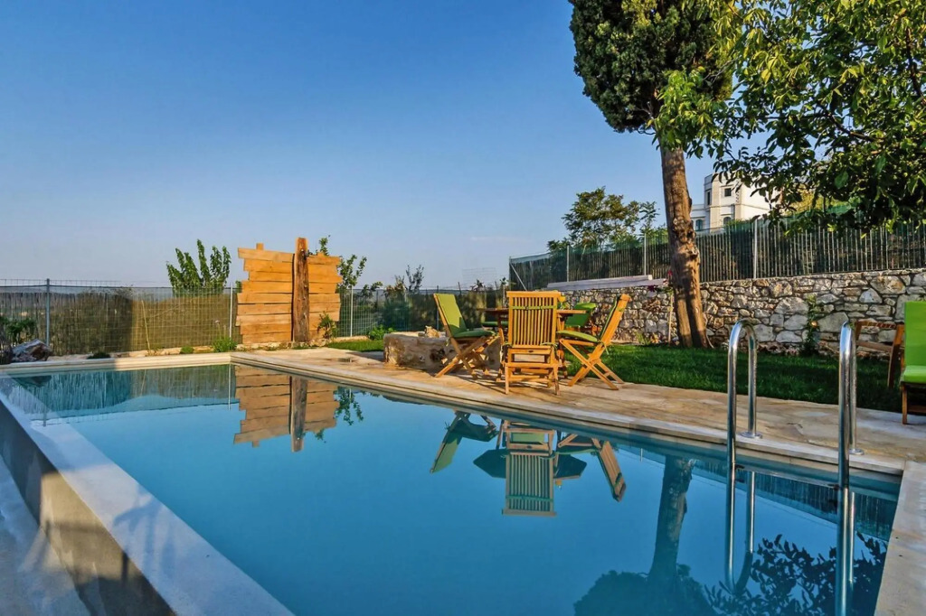 Holiday House, Castellos