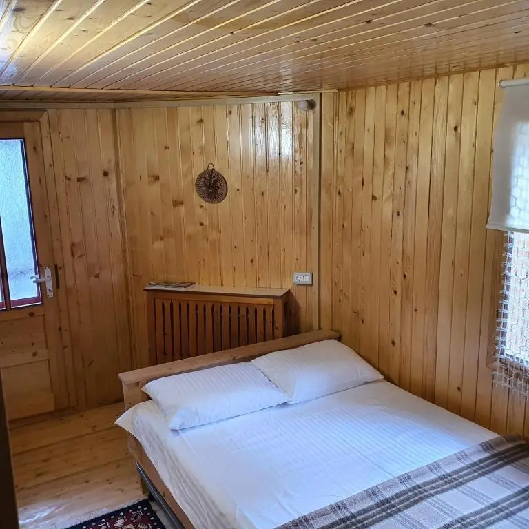 VillaRonda numai în intregime, max 5 persoane, min 4 zile, 130 mp bine incalziti, 3 dormitoare, sufragerie, bucatarie, veranda, terasa, curte cu parcare si grătar, ideala pentru lucru la distanta, insorita, discreta, zona linistita, usor accesibila