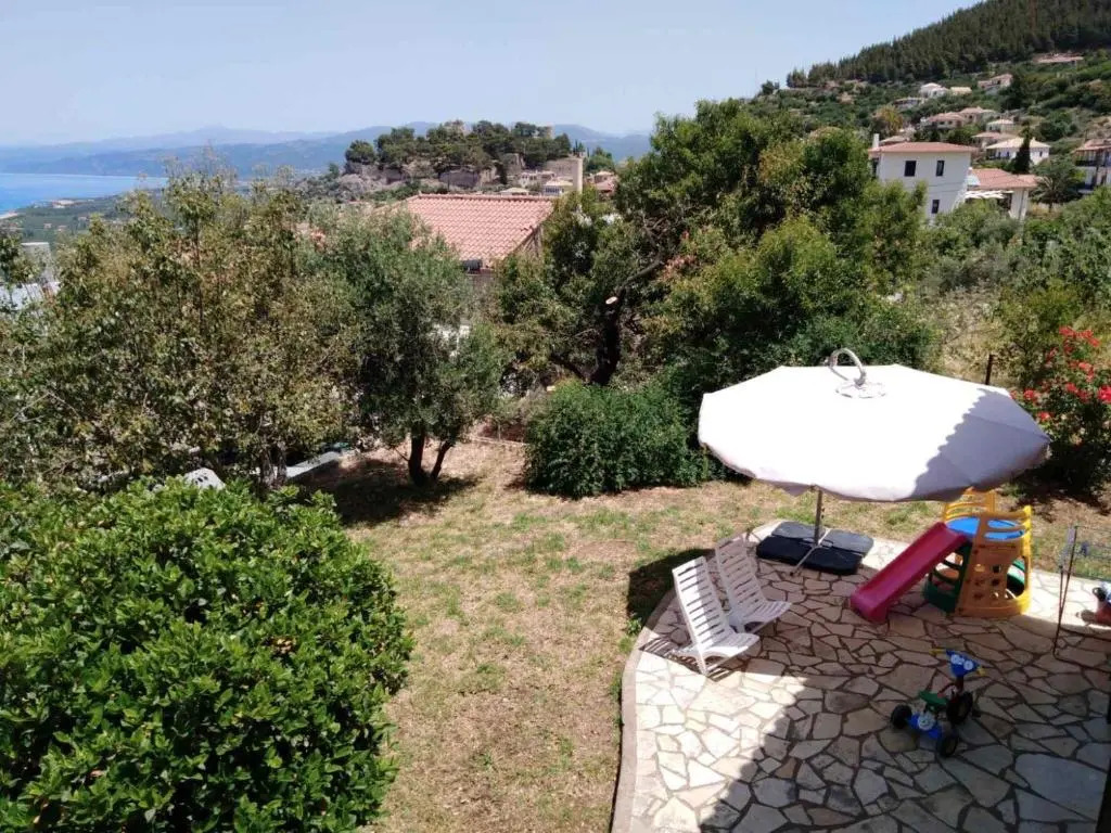 Comfy house with private garden & view, near Kyparissia Castle