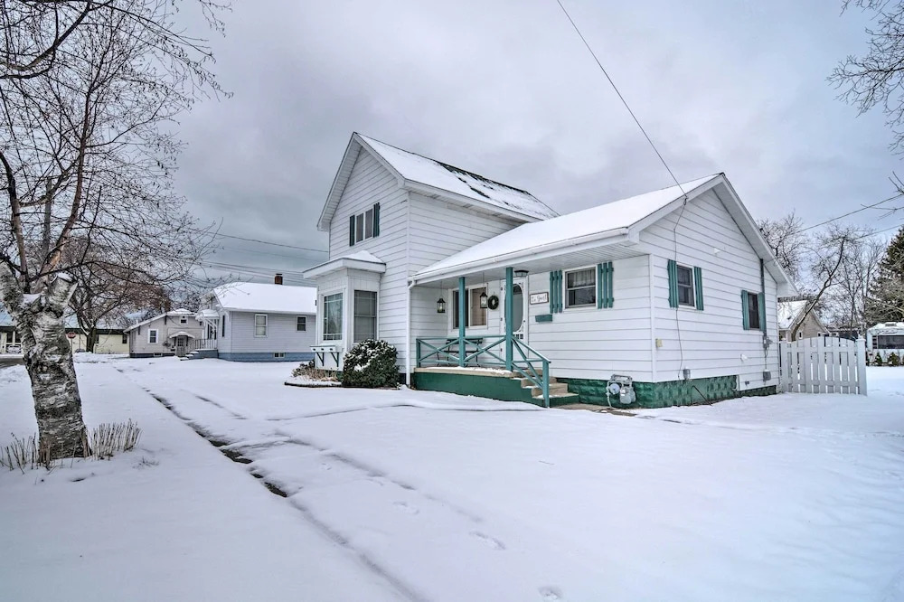 Hip Downtown Cottage - Walk to Beach, Pier, Dining