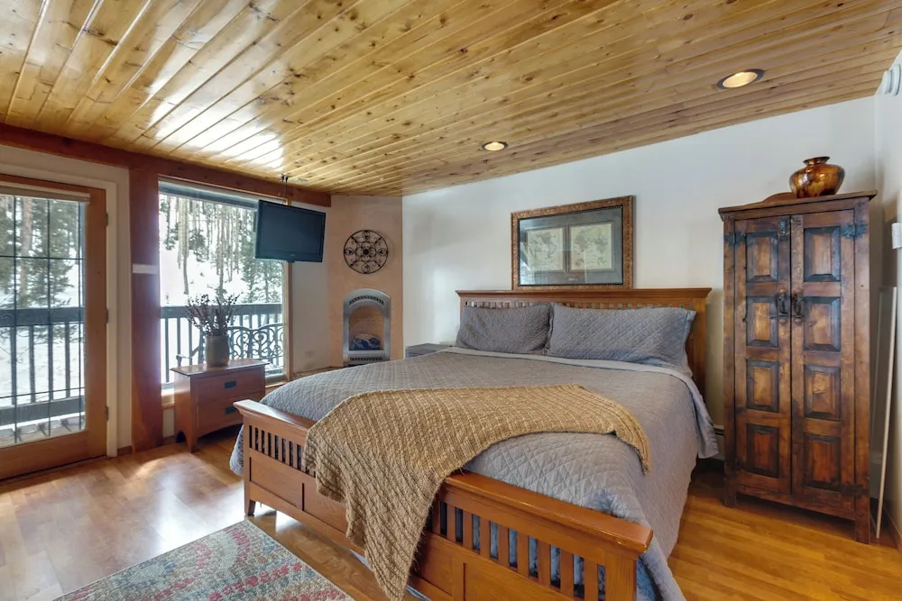 Cozy Streamside Studio - 2 Mi to Taos Ski Resort!
