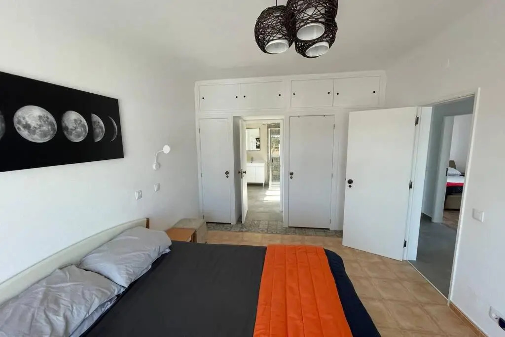 Spacious Villa. Large Rooftop. 4 Bedroom Sleeps 8