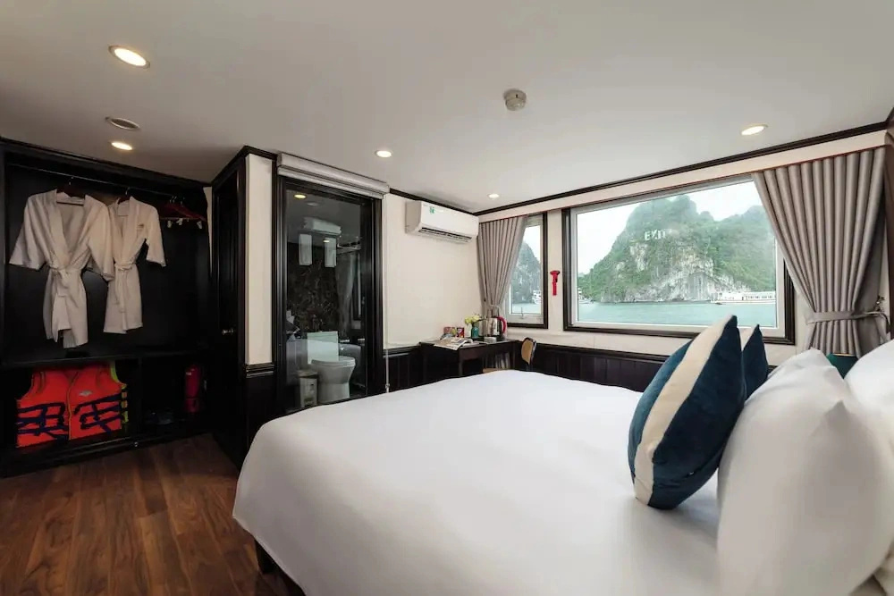 Amanda Cruise Ha Long Bay