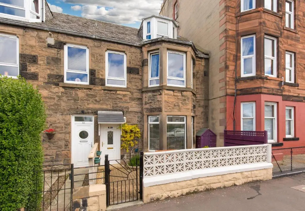 414 Spacious 1 bedroom ground floor apartment near Leith with sofa bed in living room