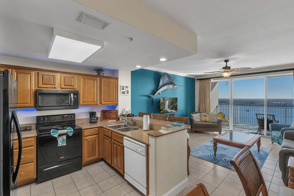 Luxury Condo w/ Huge Private Balcony on Lake Bryan