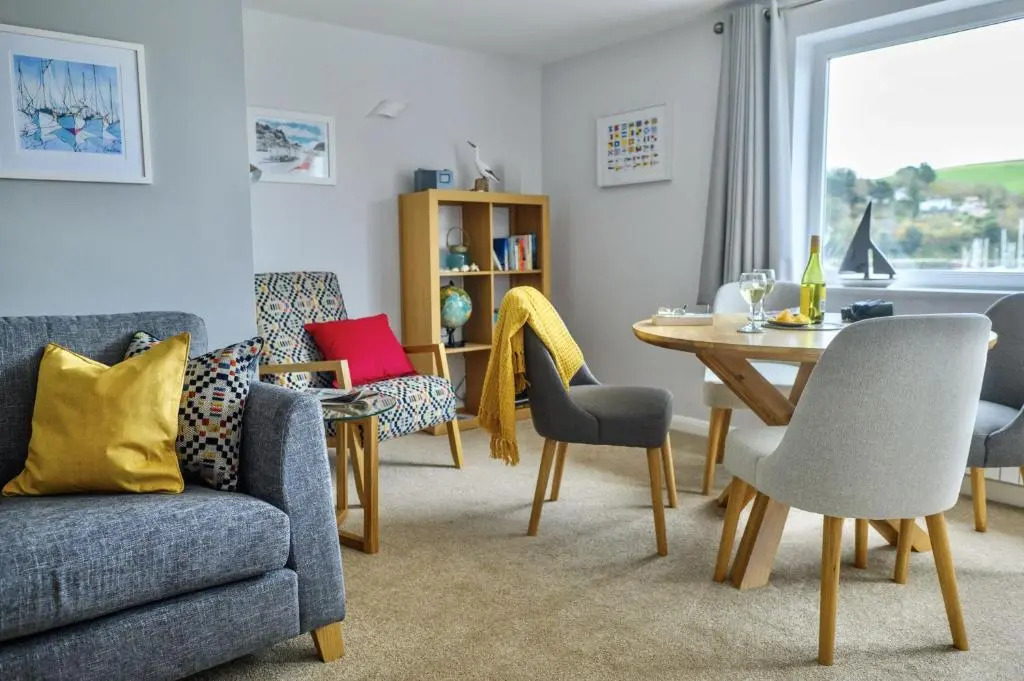 8 Mayflower Court - Apartment with river views, parking and on the level