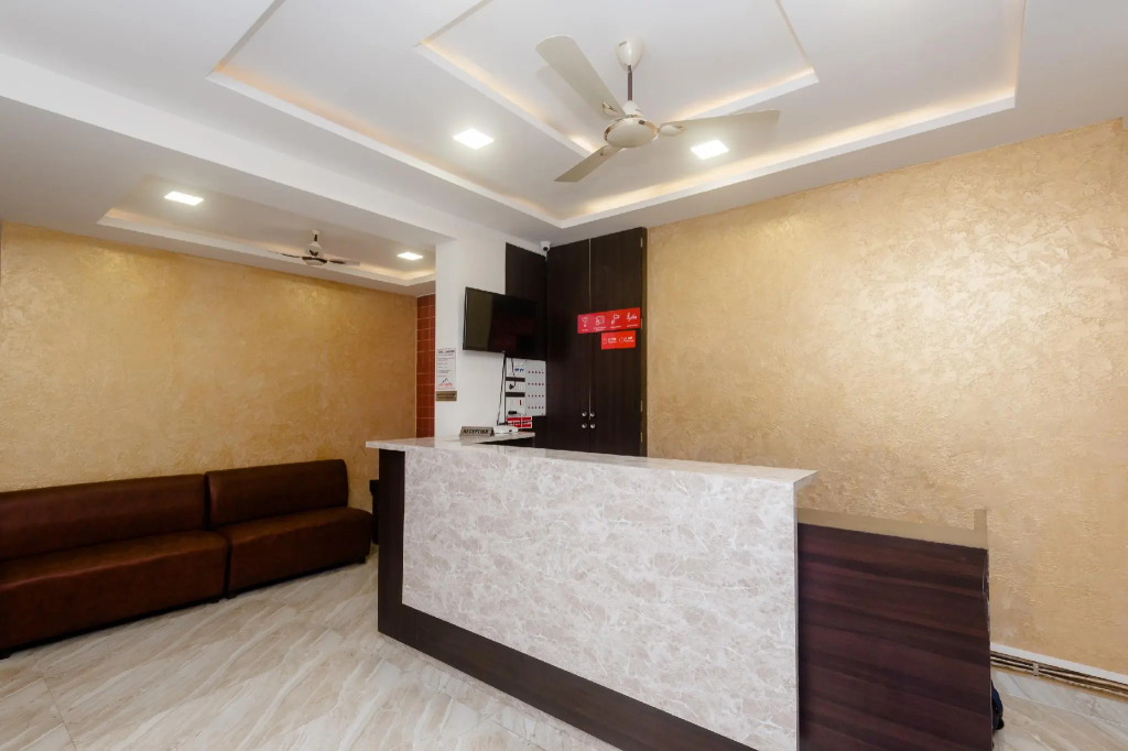 OYO 27896 Everest Inn