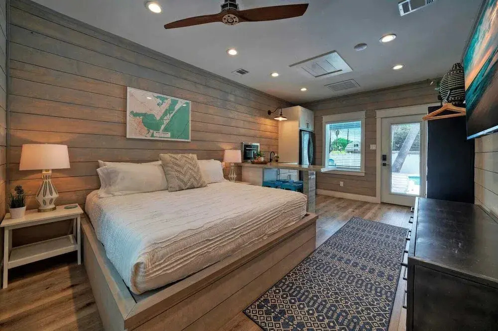Private Pool, Walk to Beach, 6bdr, Main+guest House Third Sandbar by Avantstay