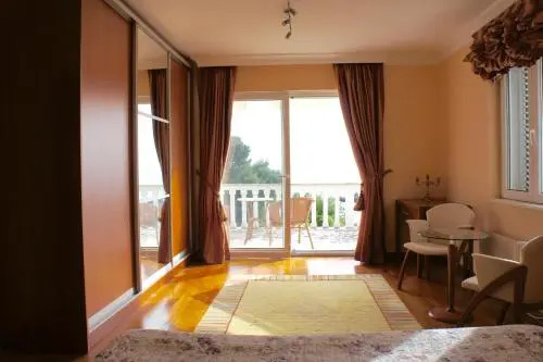 Cezar Holiday Home