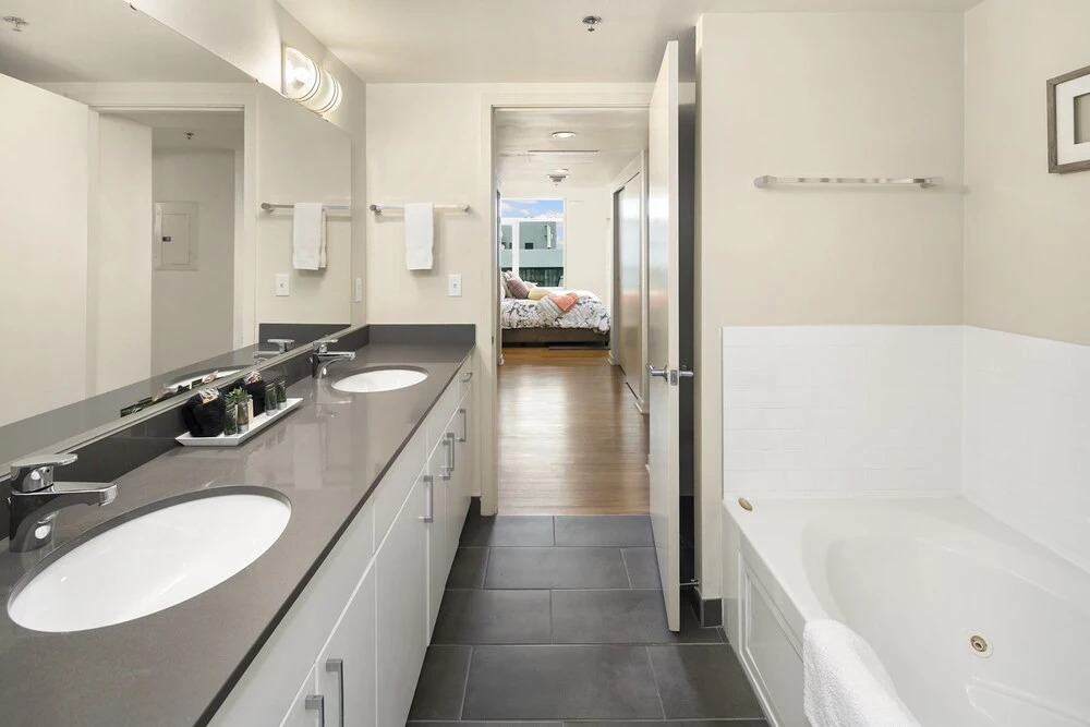 Centennial Tower Bay View Penthouse - Three Bedroom Apartment with Fir