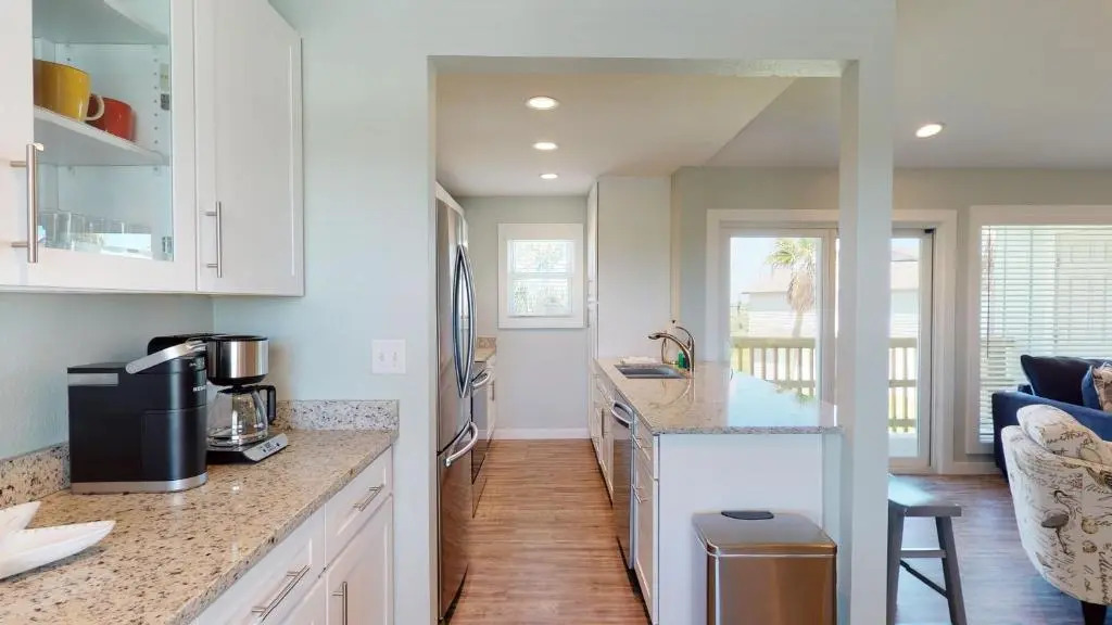AH-C210 Newly remodeled 2nd Floor Condo, Close to Marina and Ferry