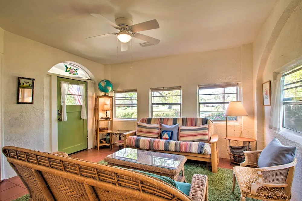 Colorful Pensacola Oasis: 1 Block to Bayview Park!