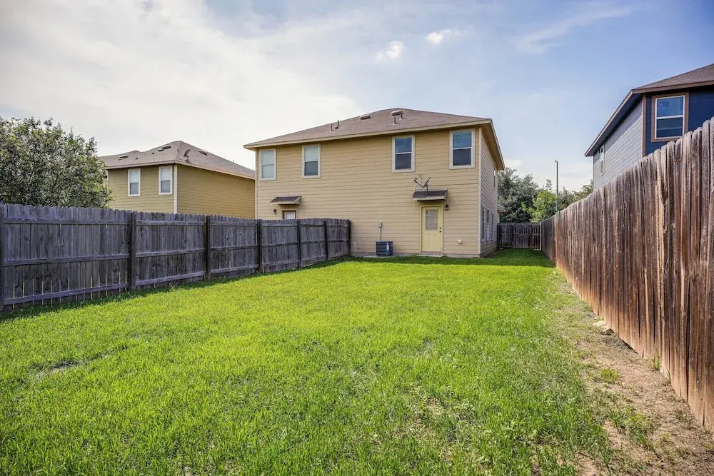 San Antonio Townhome ~ 2 Mi to Aquarium!