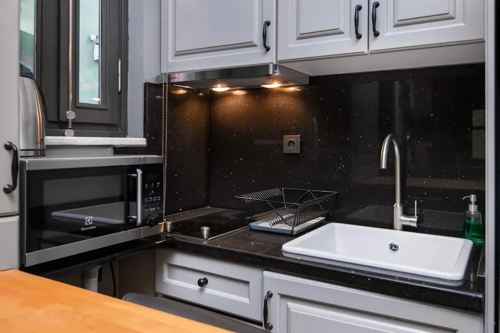 1 Bedroom Apartment w Kitchen