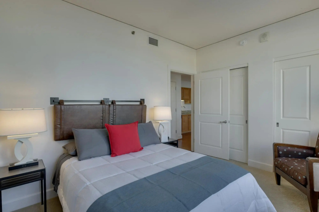 Fully furnished 1BR Apartment - Downtown Location