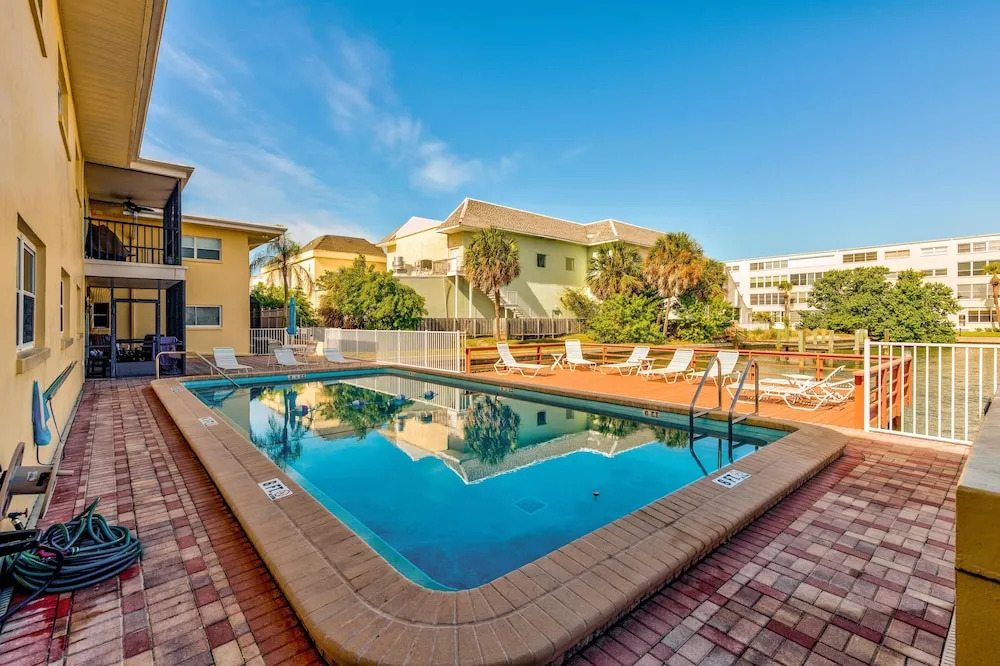 Brightwater Beach - Amazing Updates, Just a Block From the Beach