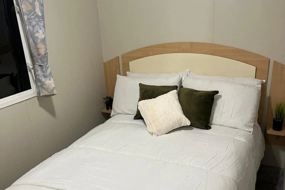 3 Bedroom Caravan - Sleeps 8 - Parking, Wifi, Pool