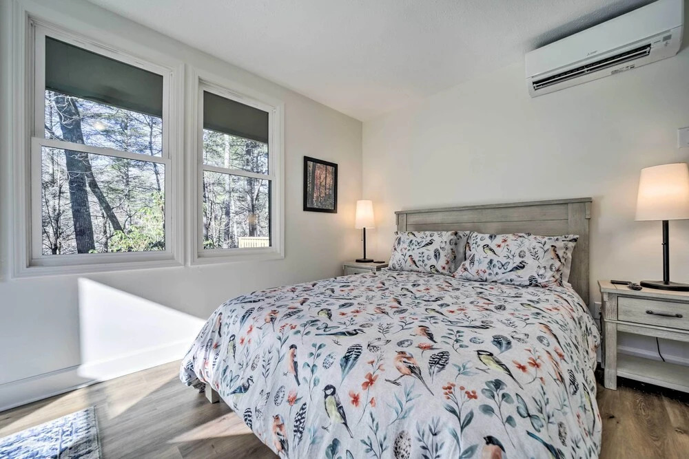 Sapphire Home w/ Grill & Pool Access